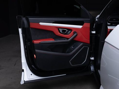 Used 2022 Lamborghini Urus AWD/4WD image 18