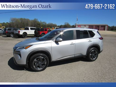 Used 2024 Nissan Rogue SV image 5