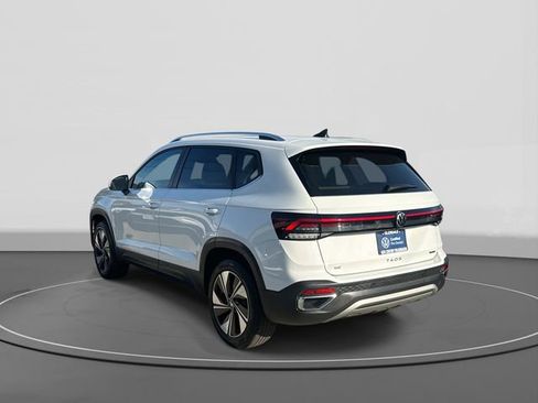 Certified 2025 Volkswagen Taos SE w/ Panoramic Sunroof Package image 3