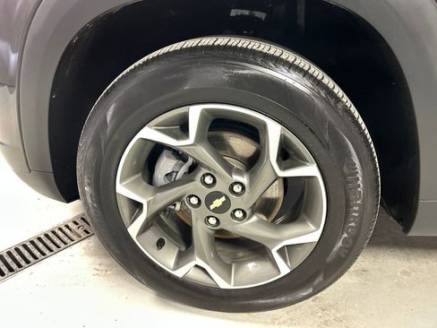 Used 2025 Chevrolet Trax LT w/ LT Convenience Package image 9