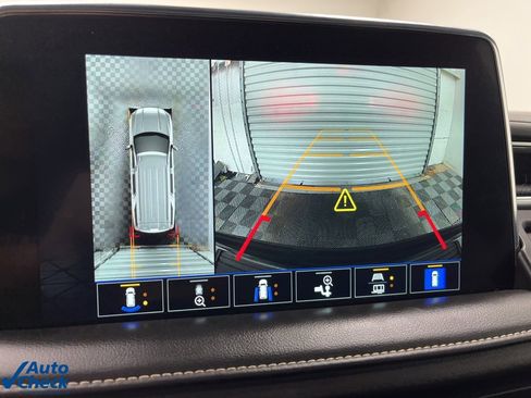 Used 2023 GMC Yukon XL SLT w/ SLT Premium Package image 13