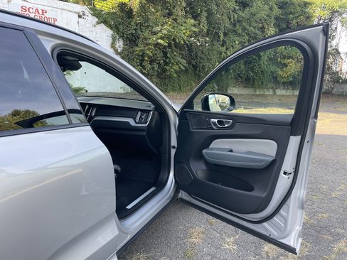 Used 2022 Volvo XC60 B5 R-Design image 8