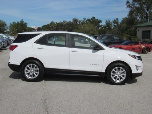 Used 2021 Chevrolet Equinox LS image 2