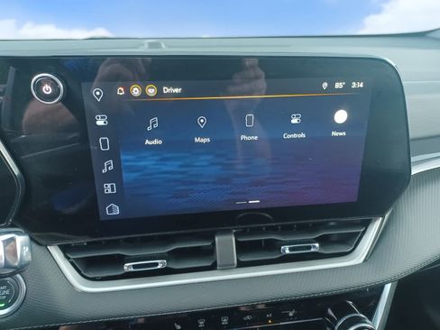 Used 2025 Chevrolet Equinox LT AWD/4WD image 13