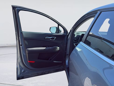Used 2025 Kia Sportage EX FWD image 11