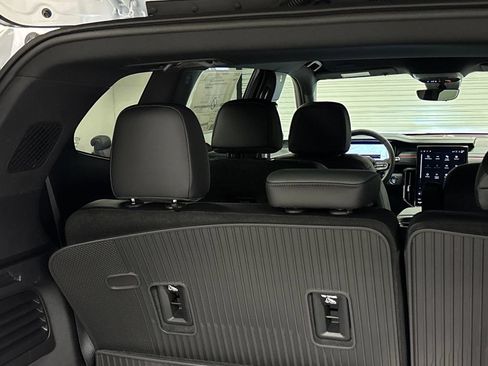 New 2026 GMC Acadia AT4 w/ LPO, Floor Liner Package AWD/4WD image 18