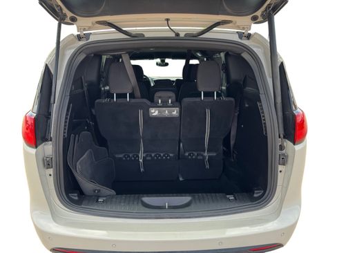 Used 2020 Chrysler Pacifica Touring w/ S Appearance Package FWD image 19
