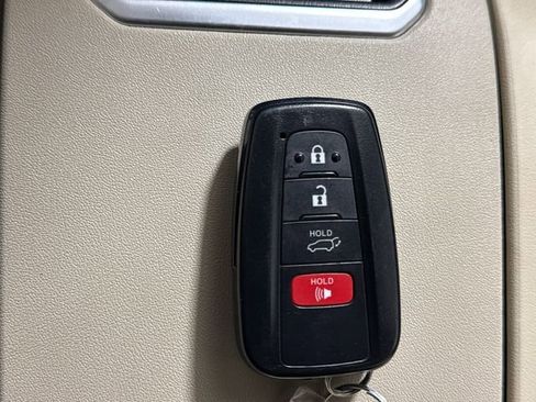 Used 2023 Toyota Highlander XLE AWD/4WD image 42