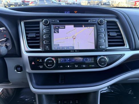 Used 2014 Toyota Highlander Limited w/ Driver Technology Package image 40