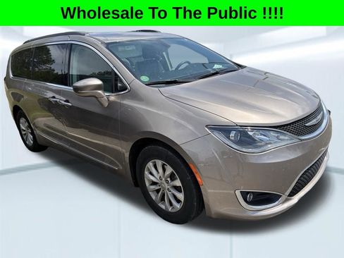 Used 2017 Chrysler Pacifica Touring-L image 2