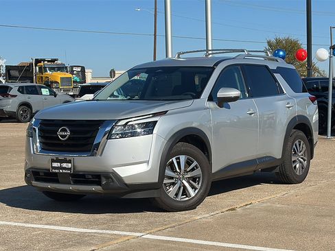 Used 2023 Nissan Pathfinder SL image 2