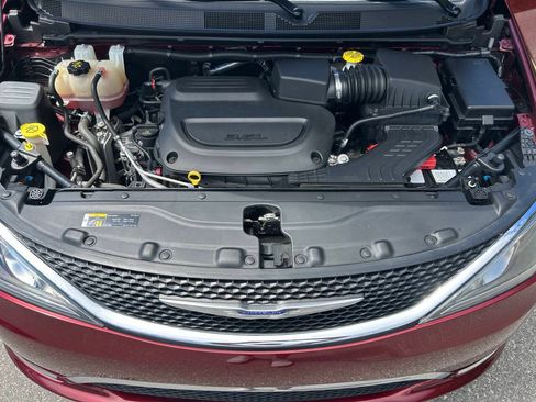 Used 2020 Chrysler Pacifica Touring FWD image 16