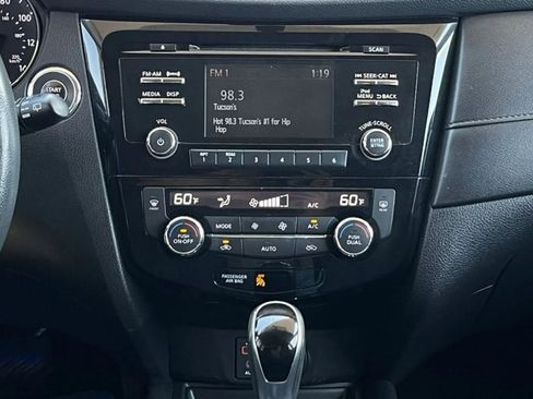 Used 2017 Nissan Rogue SV image 34