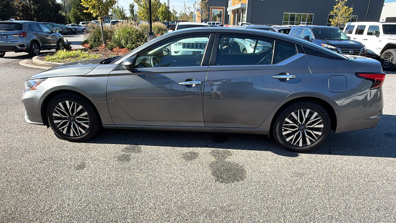 Used 2025 Nissan Altima 2.5 SV FWD image 11
