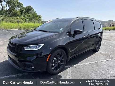 Used 2025 Chrysler Pacifica Limited w/ Trailer Tow Group FWD image 3