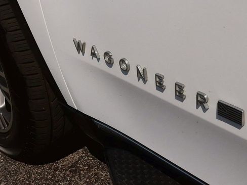 Used 2023 Jeep Wagoneer 4WD w/ Premium Group I image 9