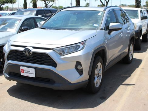 Used 2021 Toyota RAV4 XLE w/ Convenience Package FWD image 6