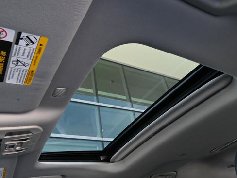 Used 2020 Toyota Highlander XLE image 26