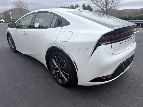 Used 2025 Toyota Prius XLE image 6