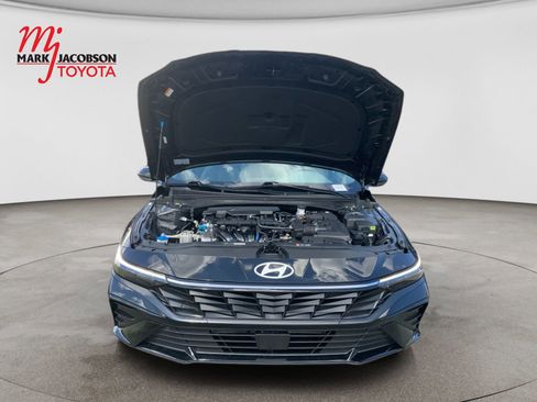 Used 2025 Hyundai Elantra SEL FWD image 23