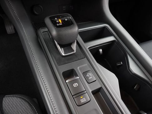 Used 2025 Nissan Pathfinder S image 19