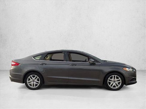 Used 2016 Ford Fusion SE image 4