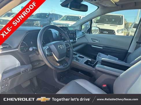 Used 2021 Toyota Sienna XLE image 22