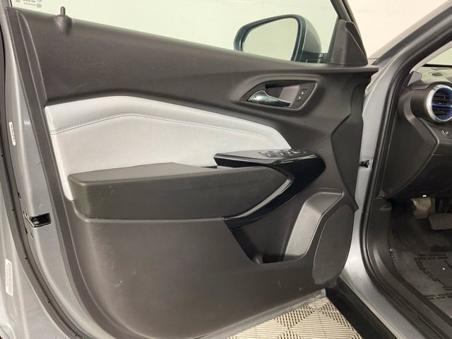 Used 2025 Chevrolet Trax LT FWD image 11