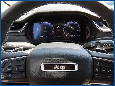 Used 2023 Jeep Grand Cherokee Limited w/ Black Appearance Package AWD/4WD image 17