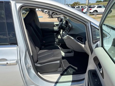 Used 2022 Chrysler Voyager LX FWD image 14