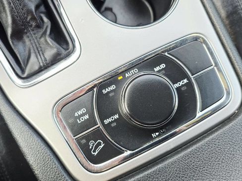 Used 2018 Jeep Grand Cherokee Laredo image 24