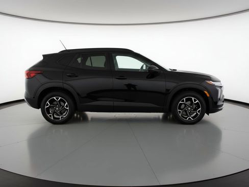 Used 2025 Chevrolet Trax LT FWD image 11