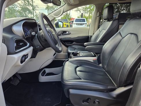 Used 2023 Chrysler Pacifica Touring-L FWD image 13