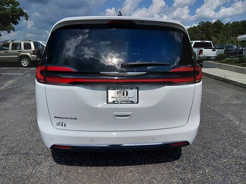 Used 2024 Chrysler Pacifica Touring-L FWD image 4