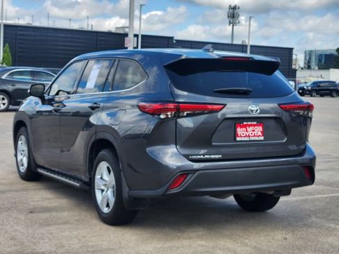 Used 2021 Toyota Highlander L FWD image 5