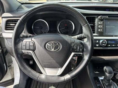 Used 2018 Toyota Highlander Plus FWD image 27