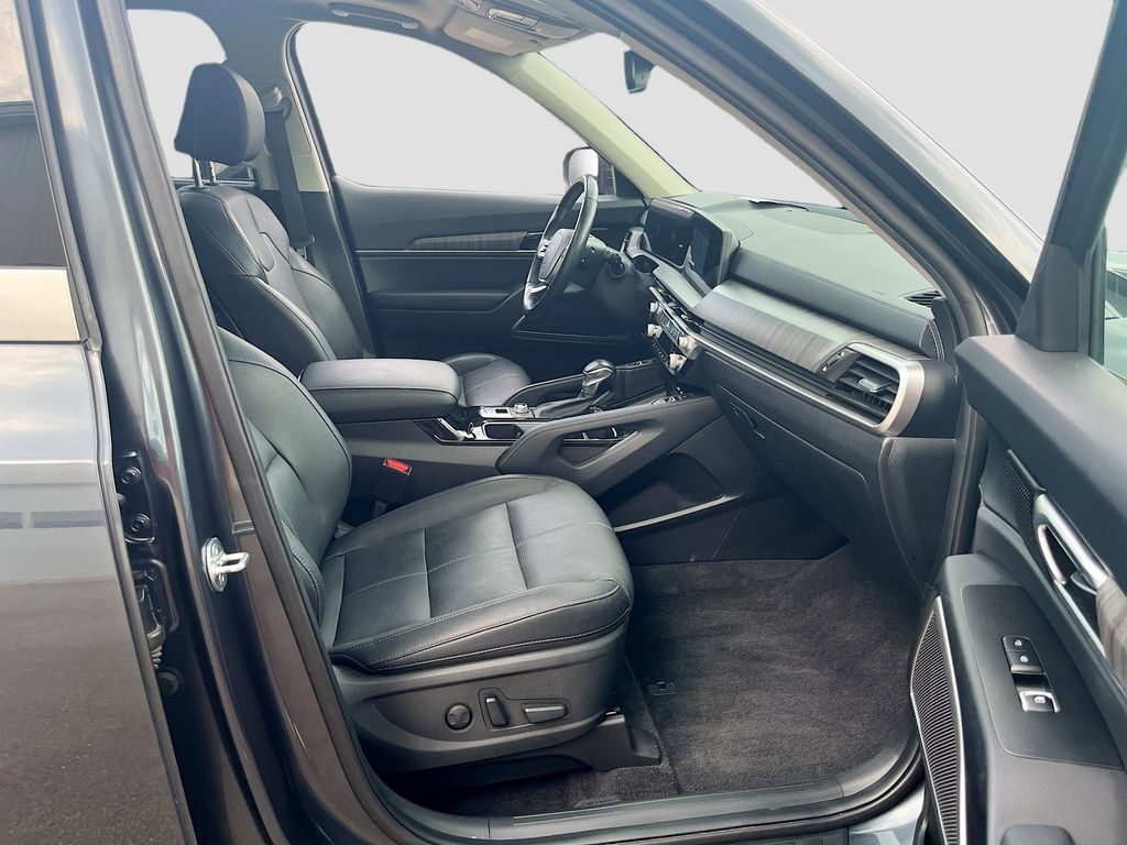 Used 2023 Kia Telluride EX w/ EX Captain's Chair Package AWD/4WD image 31