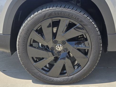 Certified 2024 Volkswagen Taos SE w/ Panoramic Sunroof Package AWD/4WD image 11
