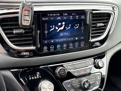 Used 2019 Chrysler Pacifica Touring-L w/ S Appearance Package FWD image 26