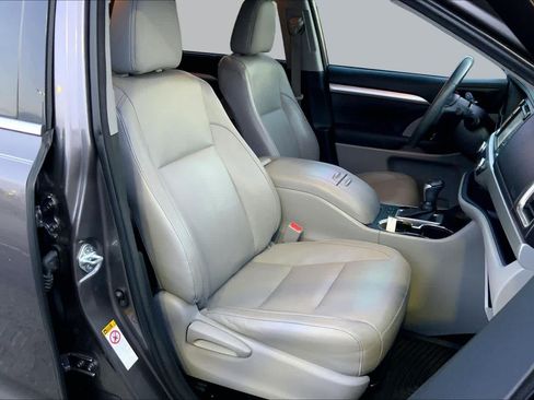 Used 2016 Toyota Highlander XLE FWD image 9
