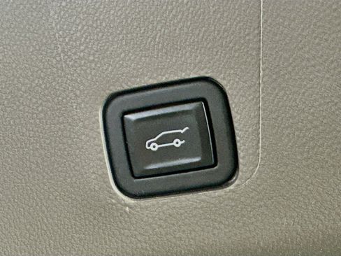 Used 2020 Chevrolet Traverse LT FWD image 30