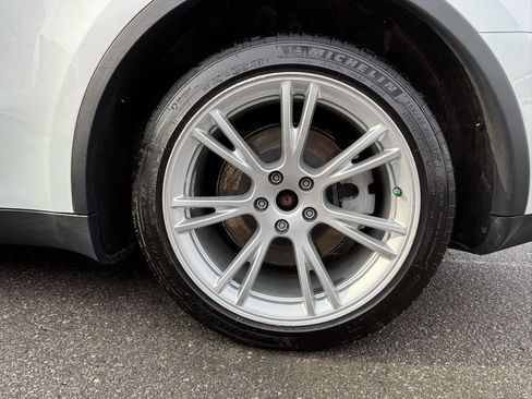 Used 2020 Tesla Model Y Long Range image 18