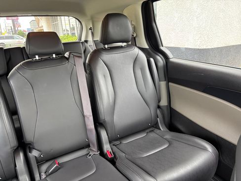 Used 2026 Kia Carnival FWD image 40