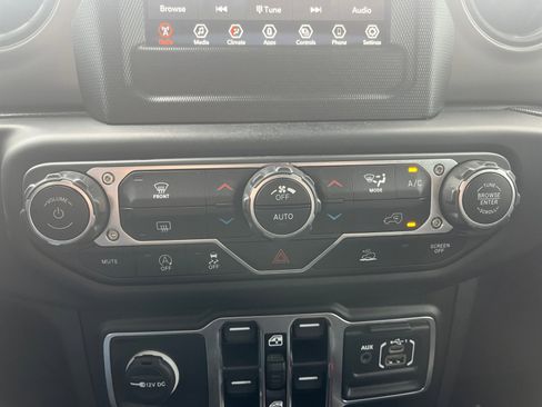 Used 2023 Jeep Gladiator Sport AWD/4WD image 15