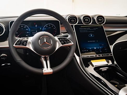 Used 2025 Mercedes-Benz GLC 300 4MATIC image 4