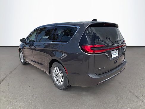 Used 2023 Chrysler Pacifica Touring-L FWD image 7