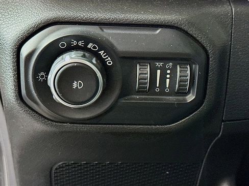 Used 2018 Jeep Wrangler Unlimited Sahara w/ Cold Weather Group image 10