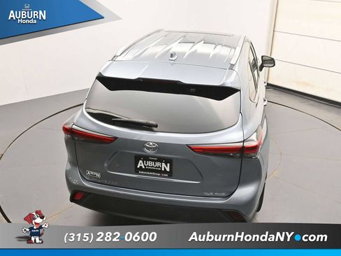 Used 2022 Toyota Highlander XLE AWD/4WD image 33
