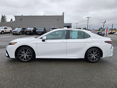 Used 2023 Toyota Camry SE image 2
