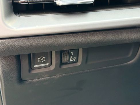 Used 2025 Cadillac XT4 Premium Luxury image 10